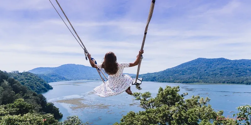 Ayunan ekstrem di Wanagiri Hidden Hills dengan pemandangan danau Bali Utara