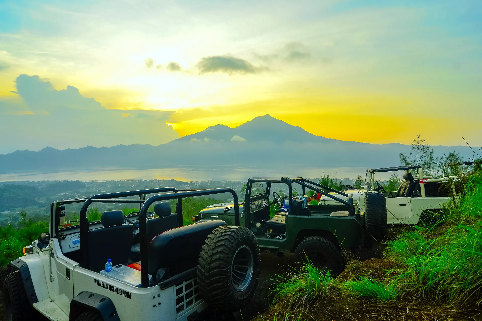 Jeep sunrise Gunung Batur di jalur wisata Kintamani Bali